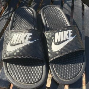 Black Nike Slides (women’s s:7)